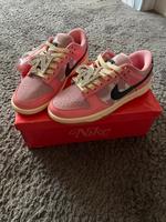 Nike Dunk Barbie Edition Gr. 37,5 Hessen - Wiesbaden Vorschau