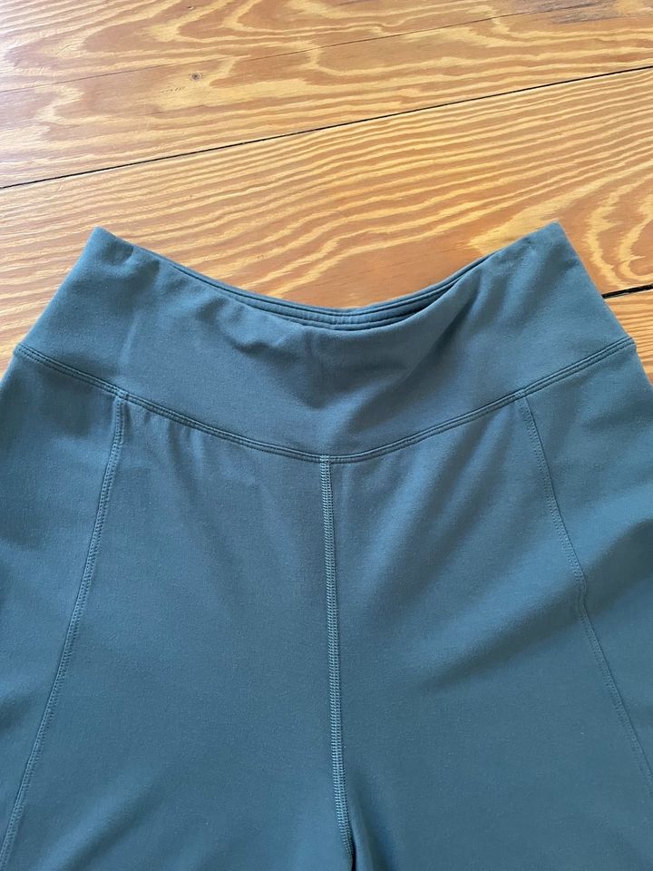 Neu! Lululemon Hose mit weitem Bein cropped grau grün Gr. S in Kiel