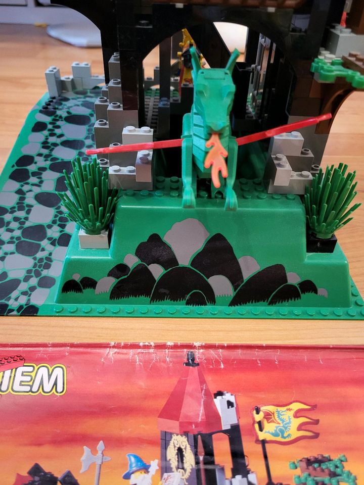 Lego 6082 Drachenstein mit Anleitung in Hattingen