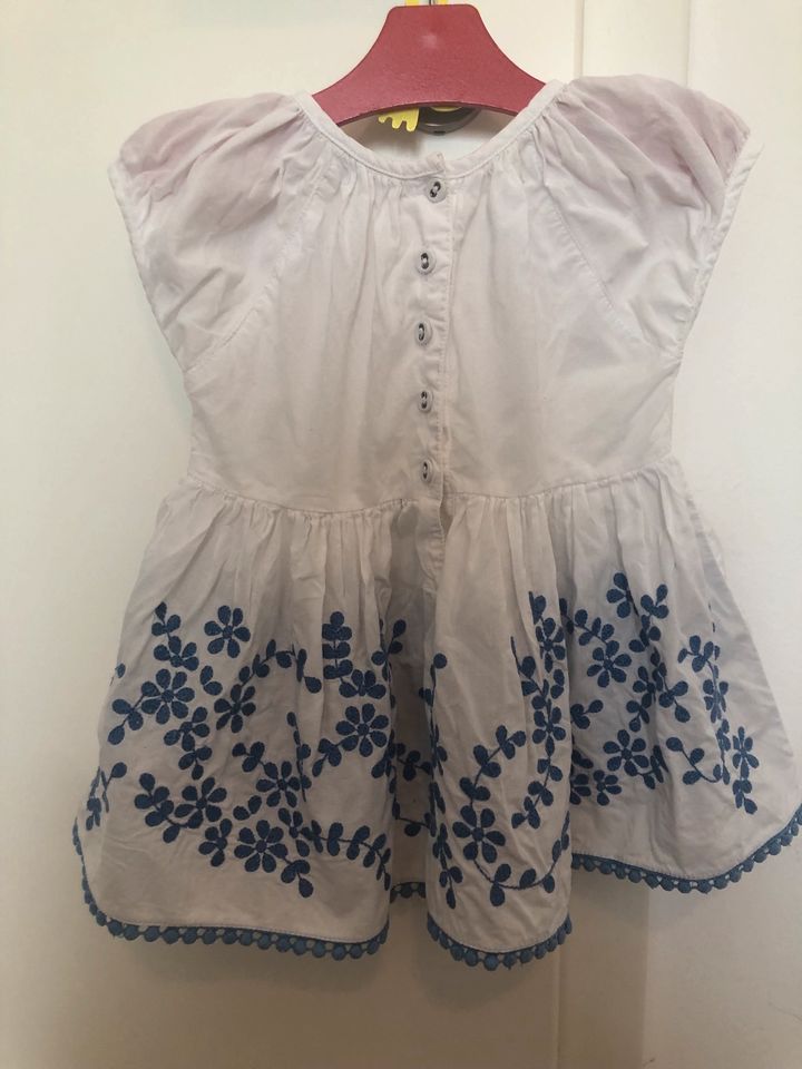 Next weiße Bluse mit blauen Blumen 92 Stickerei in Düsseldorf