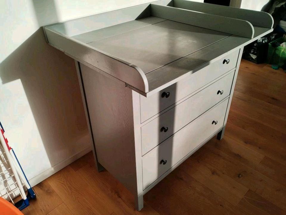 Hemnes Kommode grau mit Wickelaufsatz in Wedel