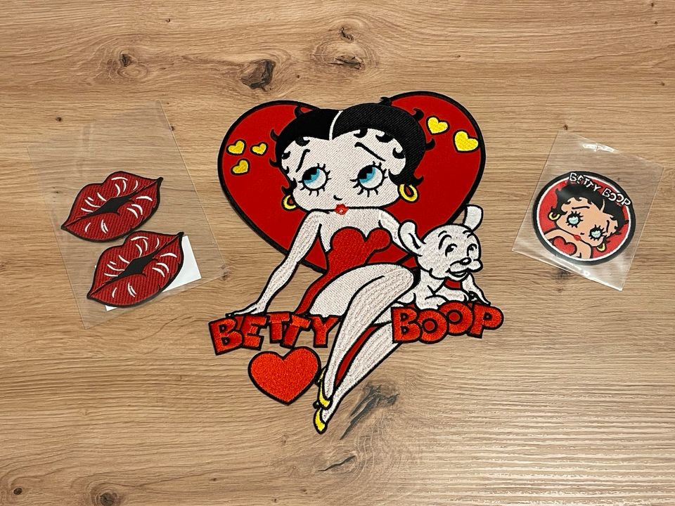 Betty Boop Buttons Patches Pins Schlüssel-Anhänger Tasche T-Shirt in Berlin