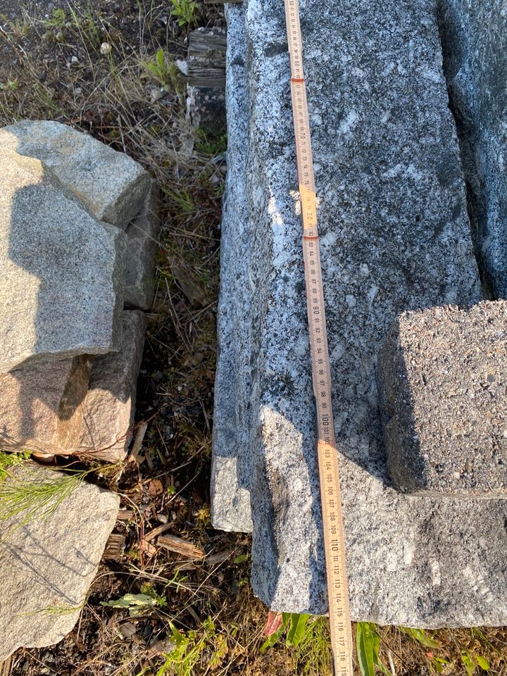 Rustikale graue Granitstelen , Boarde , Granit in Ascheberg