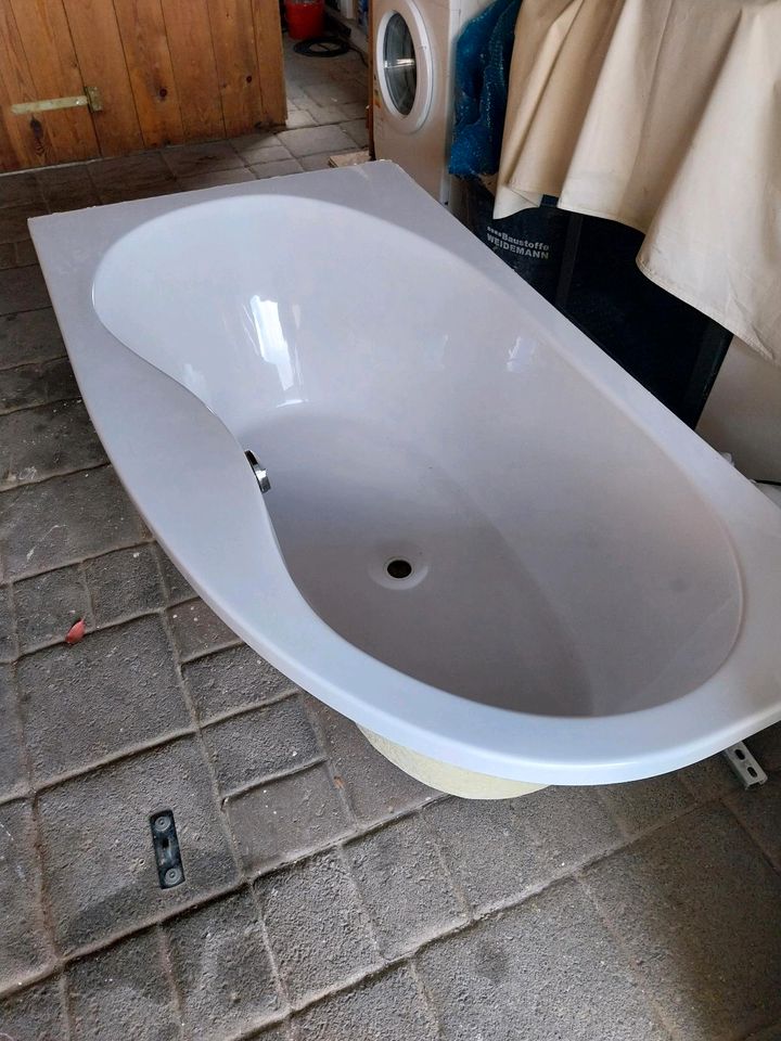 Acryl Badewanne in Nümbrecht