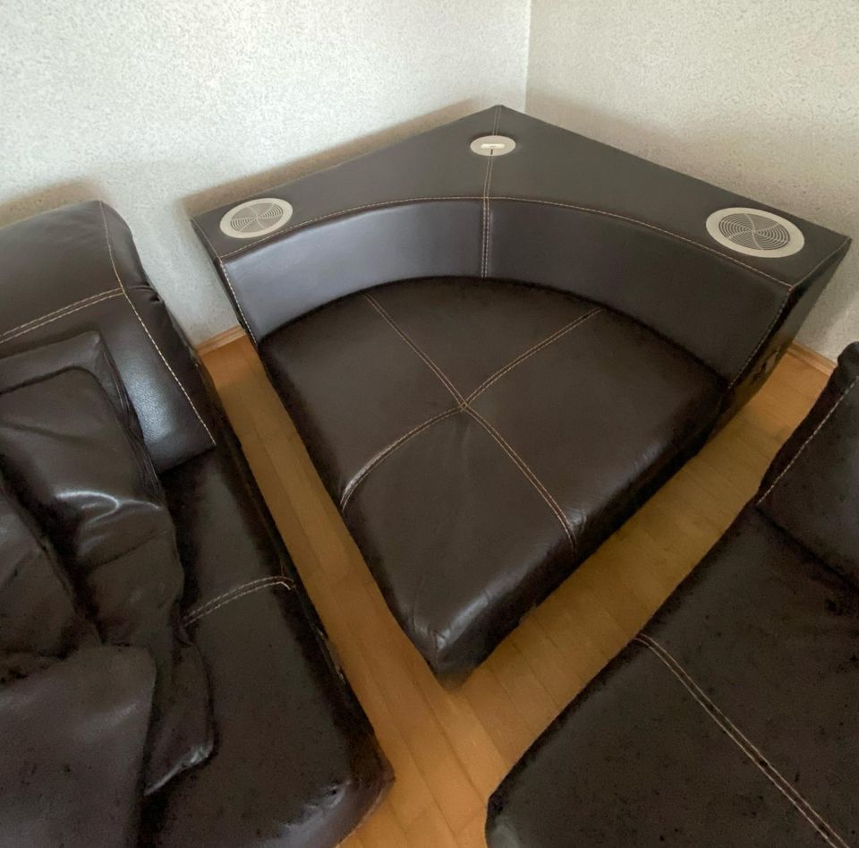 ✅ Exclusive hochwertige Leder Couch Sofa mit Soundsystem in Bad Soden am Taunus