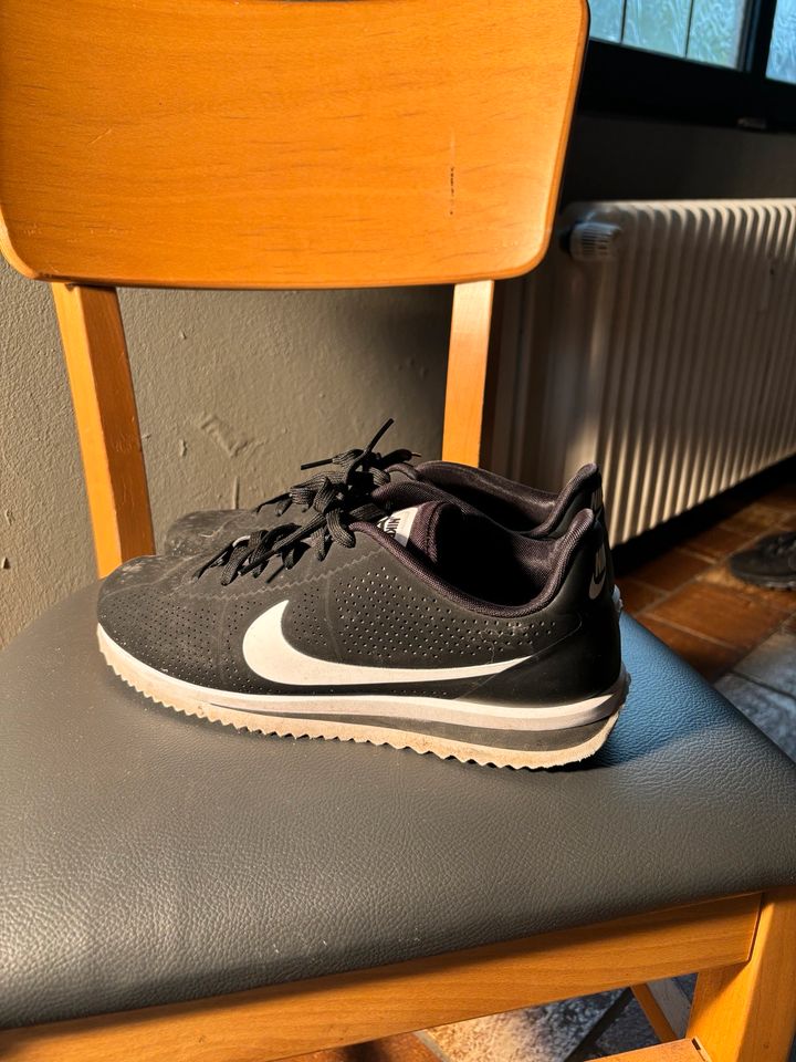 Nike Sneaker Größe 44 Schwarz Top Zustand in Osnabrück