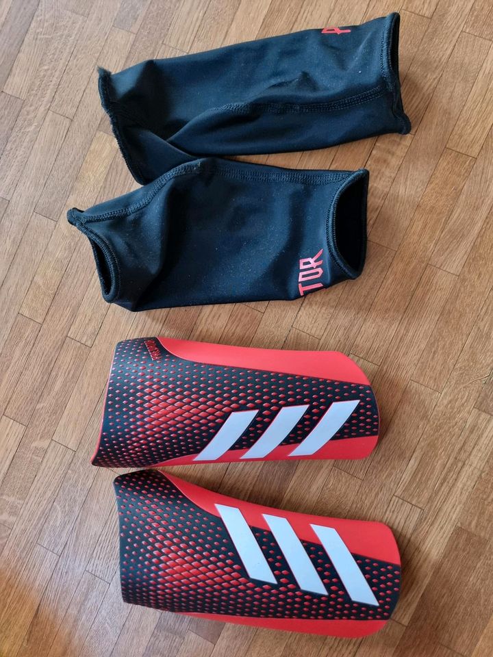 Schienbeinschoner Adidas Predator Gr M in München