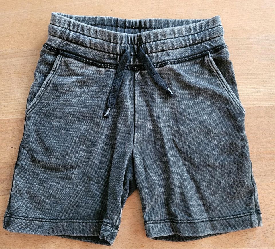 4 Shorts von H&M Größe 104 in Bingen
