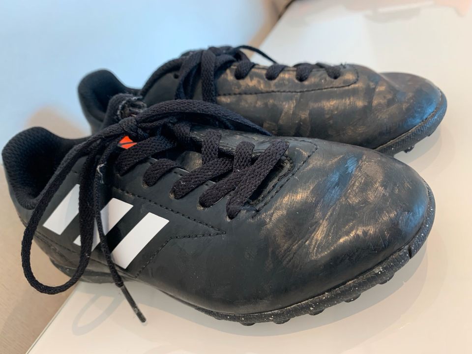 adidas Fußballschuhe mit Mini-Stollen schwarz Gr. 30 in Ostercappeln