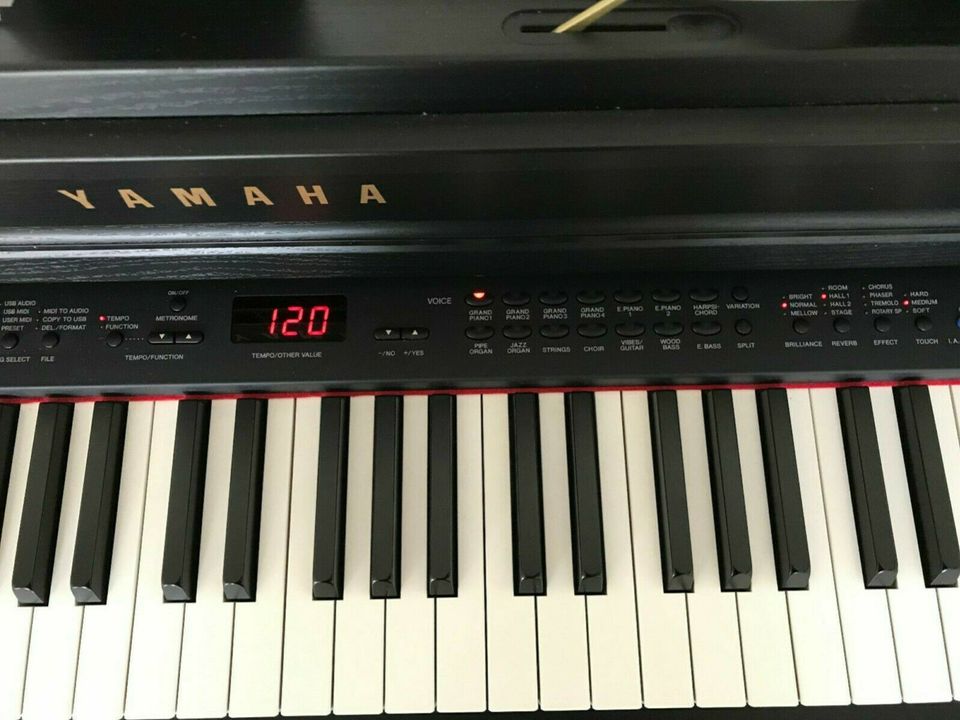 Yamaha CLP 470 Clavinova E-Piano Klavier mit Bank und Kopfhörer in Lübeck