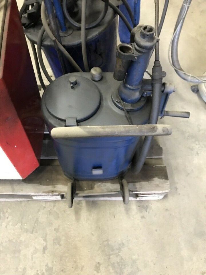 Retro Staubsauger/Fettpresse/Schnellladegerät für Männerhort in Schlierbach