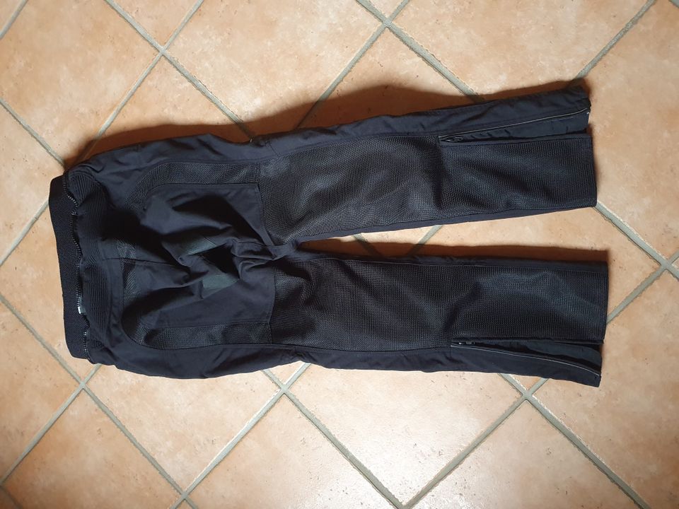 Motorradhose von FLM aus Textil (Größe S 38/40 kurz/D – schwarz) in Rattenberg