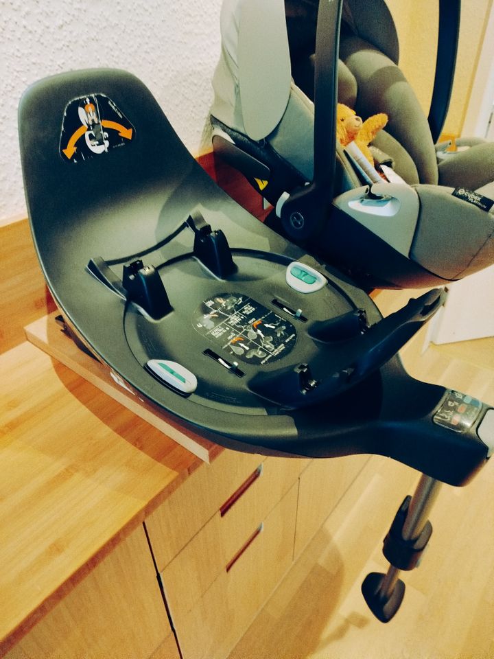 Cybex Babyschale Auto 45-87cm und zug. Station mit Isofix in Remchingen