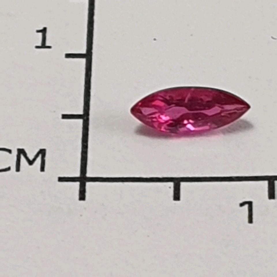 Echter fac. Rubin natur ( 0,27 Carat ) 6,5 x 2,5 mm / in Box in Recklinghausen