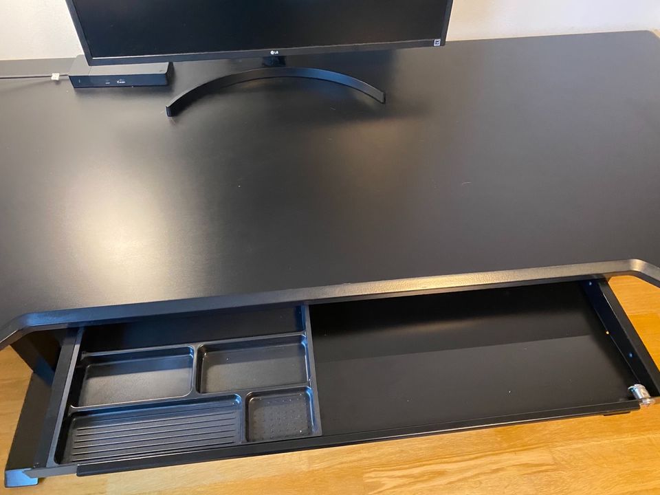 Elektrisch höhenverstellbarer Schreibtisch 180cm Memory Schublade in Oberschleißheim