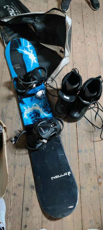 Snowboard mit Boots in Braunschweig