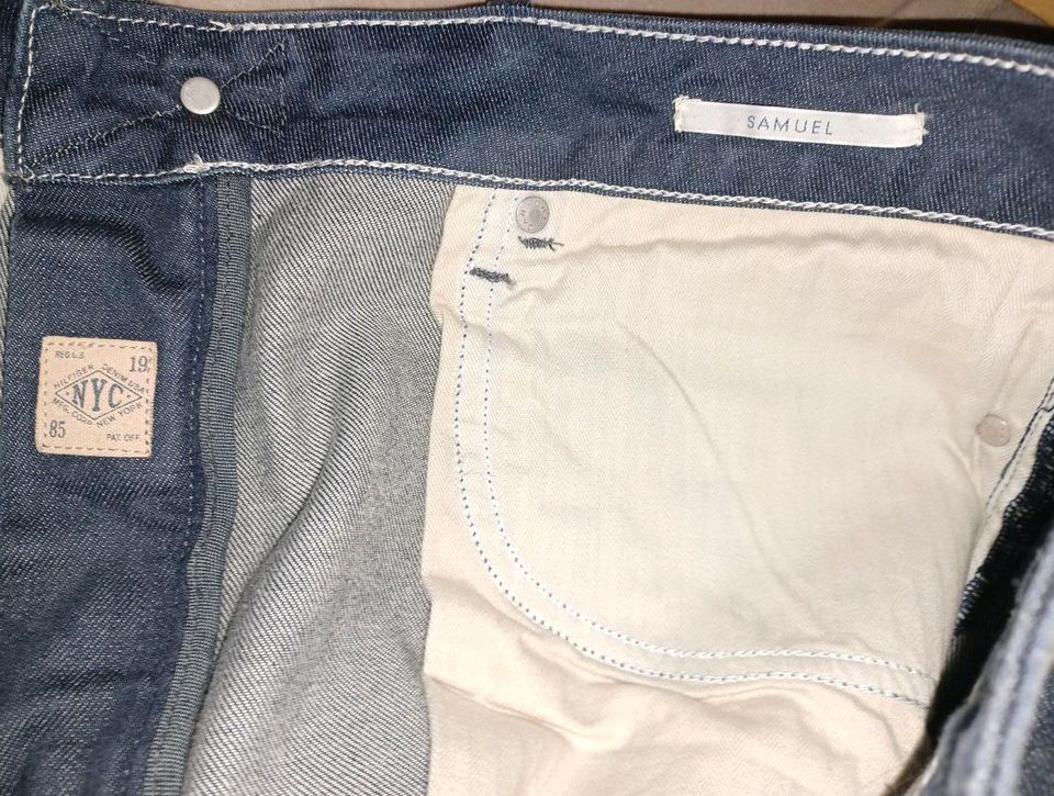 Tommy Hilfiger Jeans neuwertig 31/34 L XL unisex in Essen