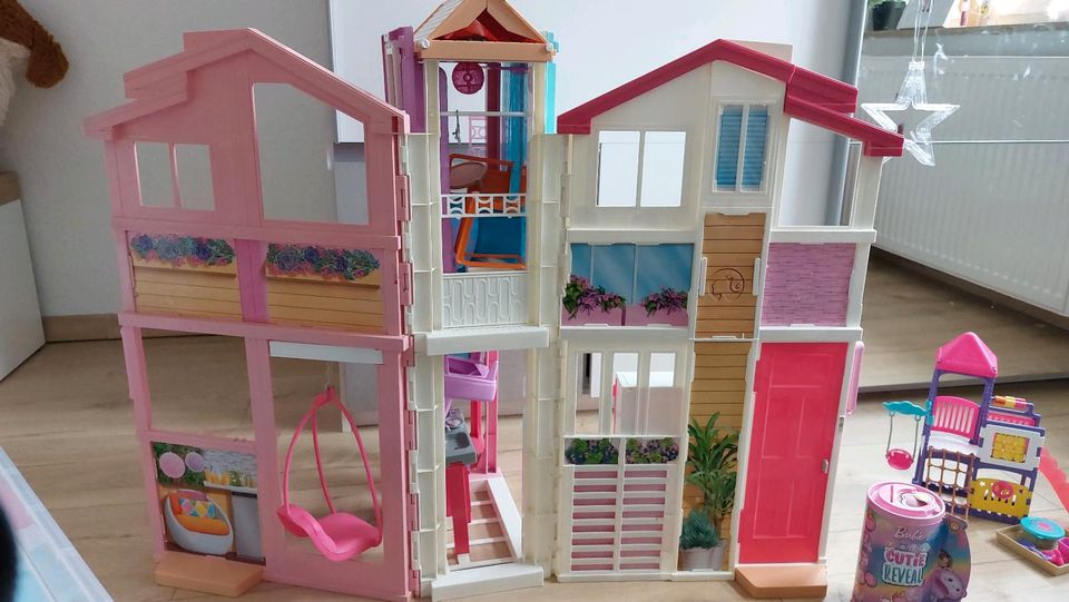 Barbie Traumhaus plus viel Zubehör in Essen