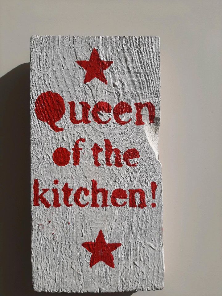 Holzbild/ Holzschild "Queen of the kitchen" ind weiss und rot in Frankfurt am Main