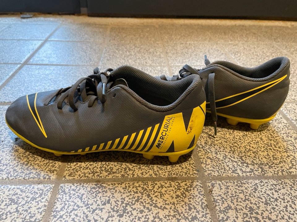 Nike Fussballschuhe Größe 38 selten getragen in Wallersdorf