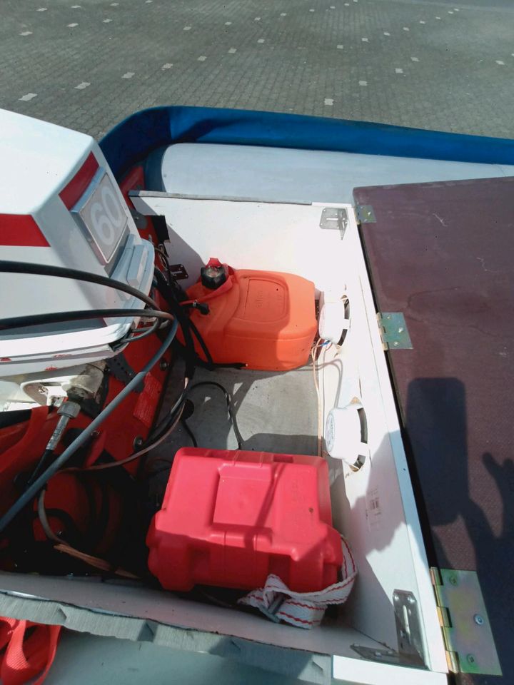 Schlauchboot Wiking mit Außenborder und Trailer in Linz am Rhein