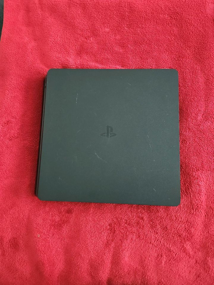 Playstation 4 Slim Edition + Nacon Controller in Berlin