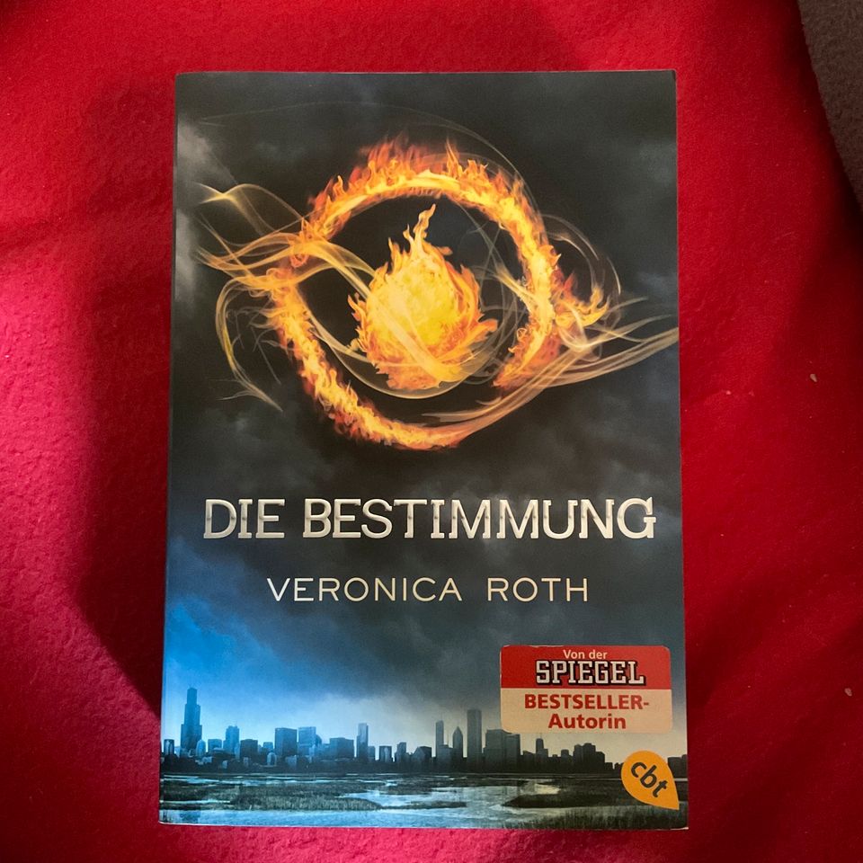 Buch: Die Bestimmung (Veronica Roth) in Burgwedel