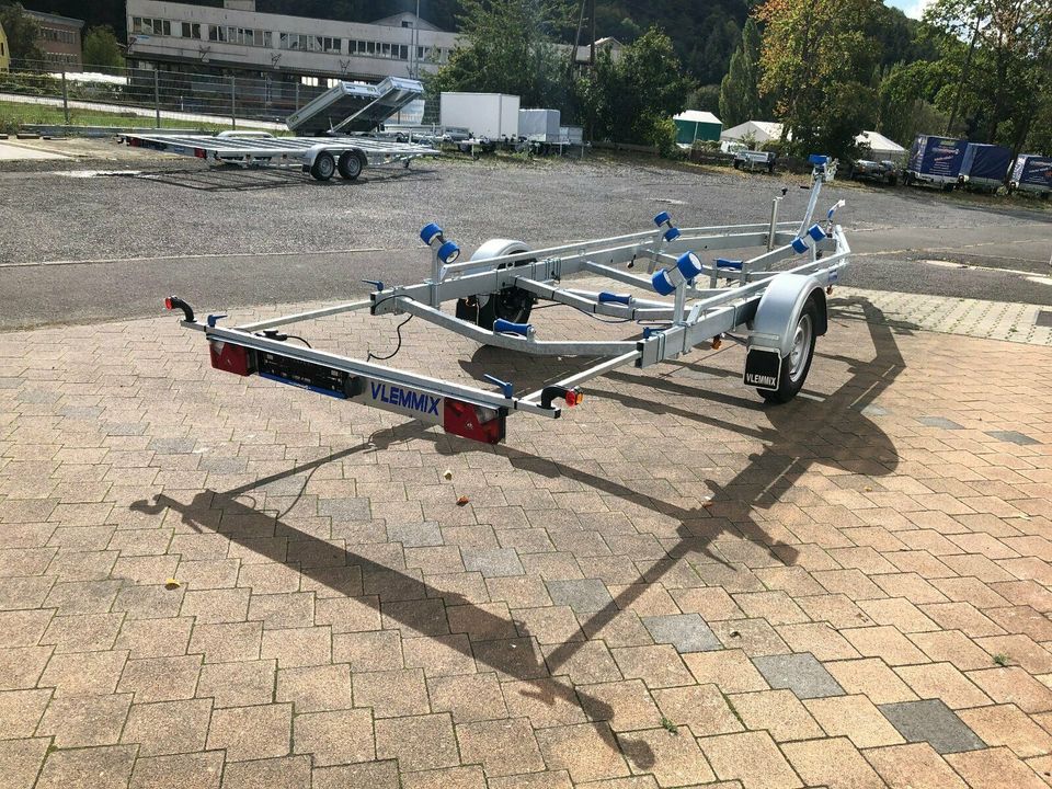 Vlemmix Bootstrailer Bootsanhänger für Boote bis 6,9m 1500kg in Monzingen