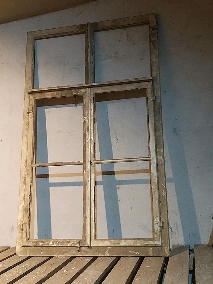 Altes Fenster 85cm breit  und 140cm hoch in Niederzissen