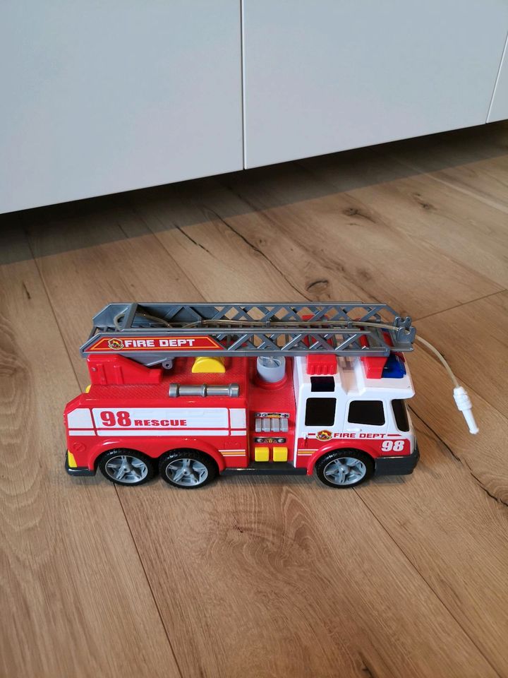 Feuerwehr Löschfahrzeug mit Drehleiter , Kinderspielzeug in Nordkirchen