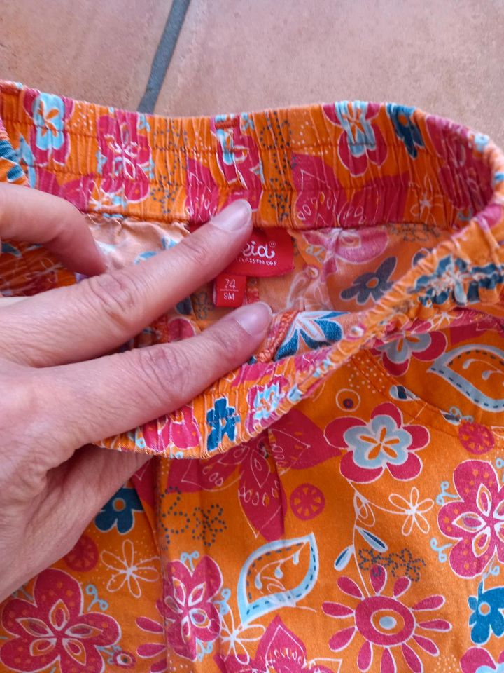 Sigikid 74 Sommerhose kurze Hose orange Blumen in Gengenbach