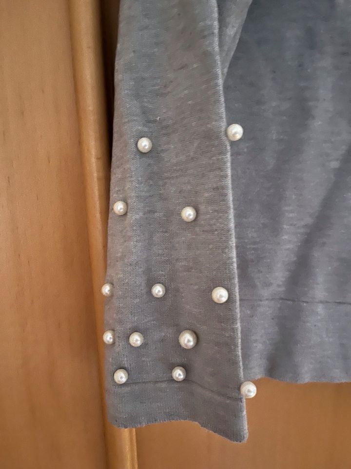 Zara Hoodie Kapuzenpullover grau mit Perlen Größe 152 in Holzkirchen