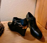 Keil Stiefeletten mit goldenen Accessoires Dortmund - Innenstadt-West Vorschau