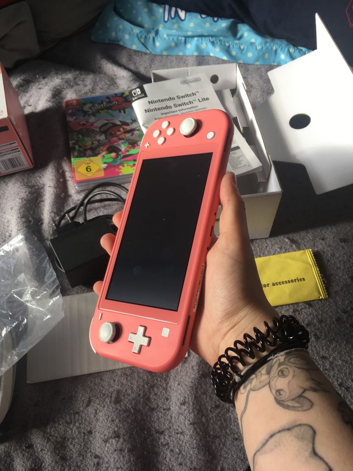 Nintendo switch lite coral Koralle Wie neu top Zustand in Döbeln