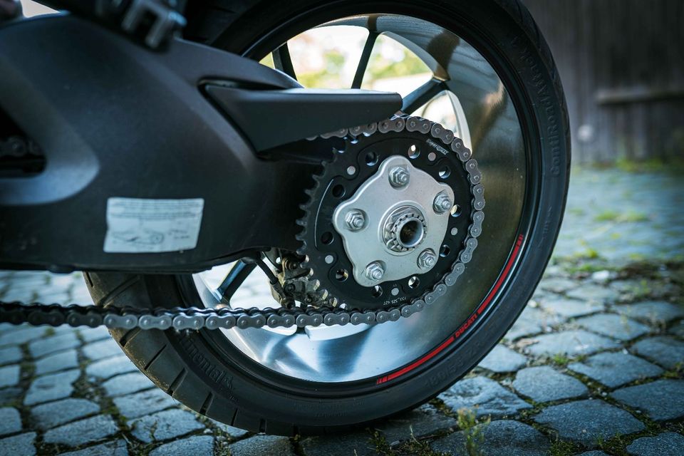 Ducati Monster 1100 EVO Top Zustand in Radeberg