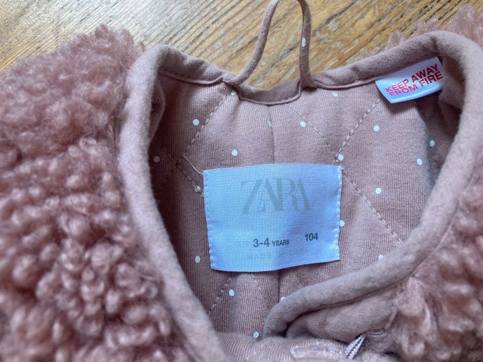 TOP ❤️ Jacke von Zara Gr. 104 Fellimitat Fleece in Berlin
