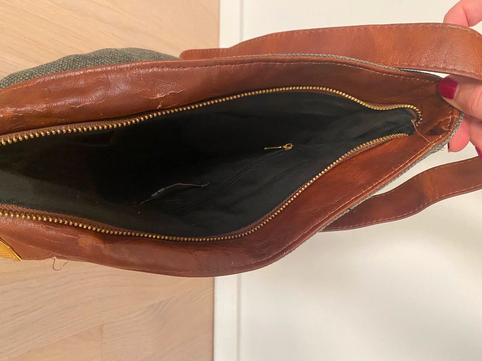 Graue Handtasche von Pieces mit Lederelementen, zum Umklappen in Stuttgart