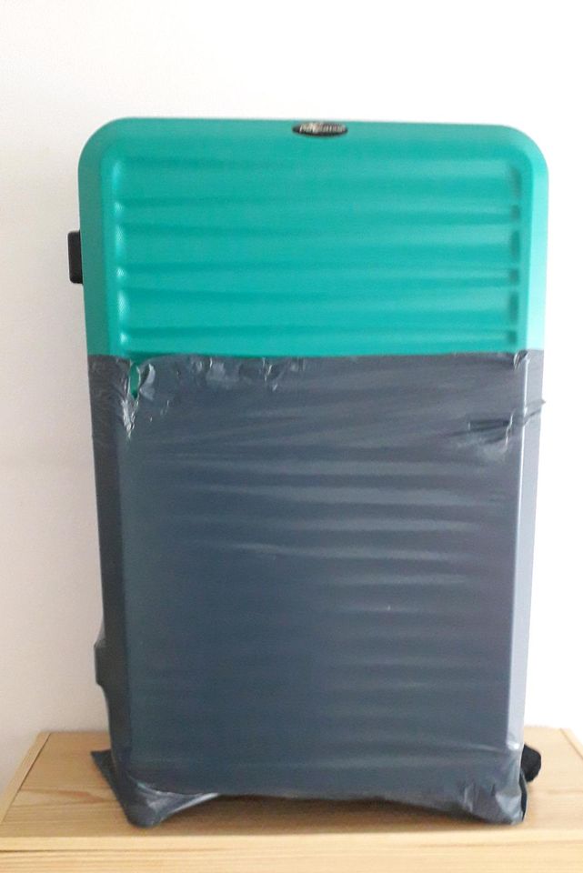 Türkisfarbener Koffer ( verpackt) in Detmold