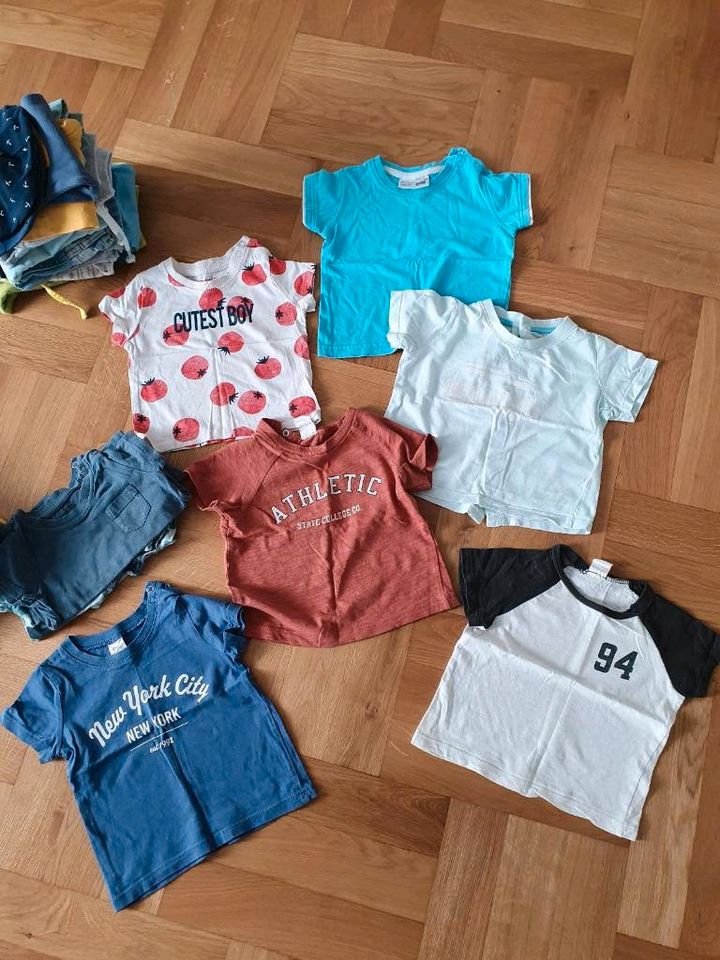 Paket über 30 Teile Babykleidung Jungen Gr. 62/68 in Kist