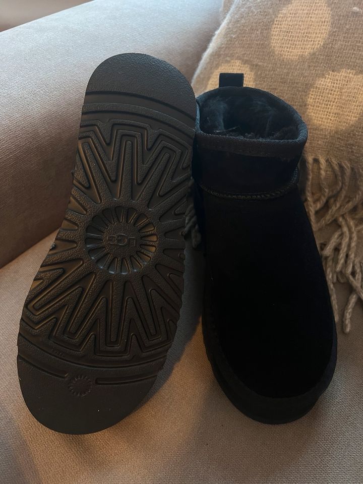 UGG Mini Plateau 38 schwarz in Freudenberg