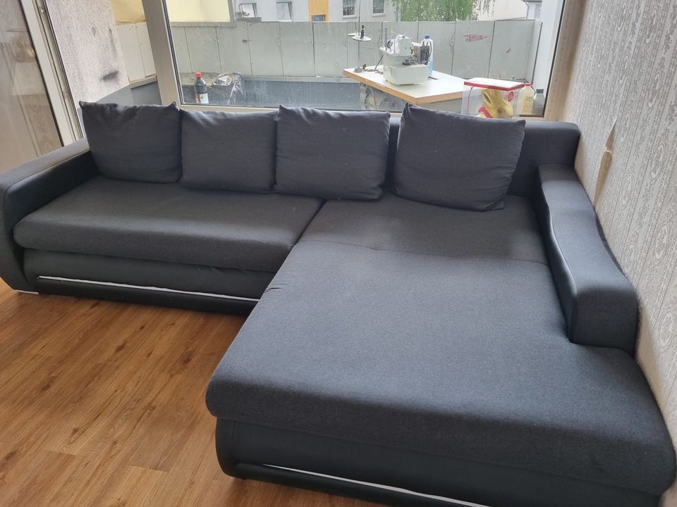 Sofa mit LED mit 4 Kissen in Sankt Augustin