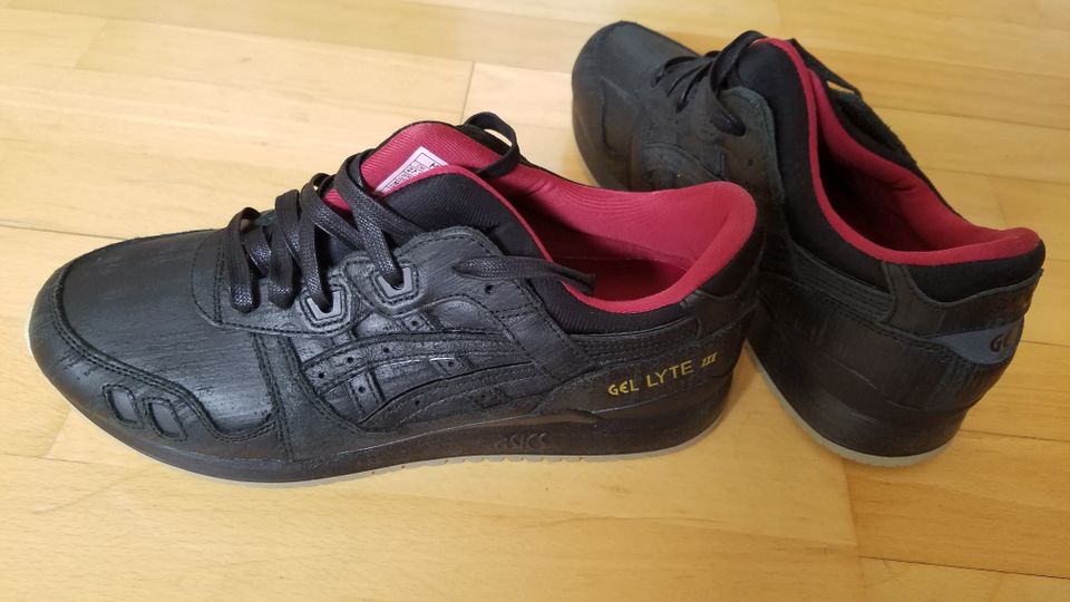 Asics Sneaker Gr. 43,5 schwarz rot - neu wertig - in Rödermark