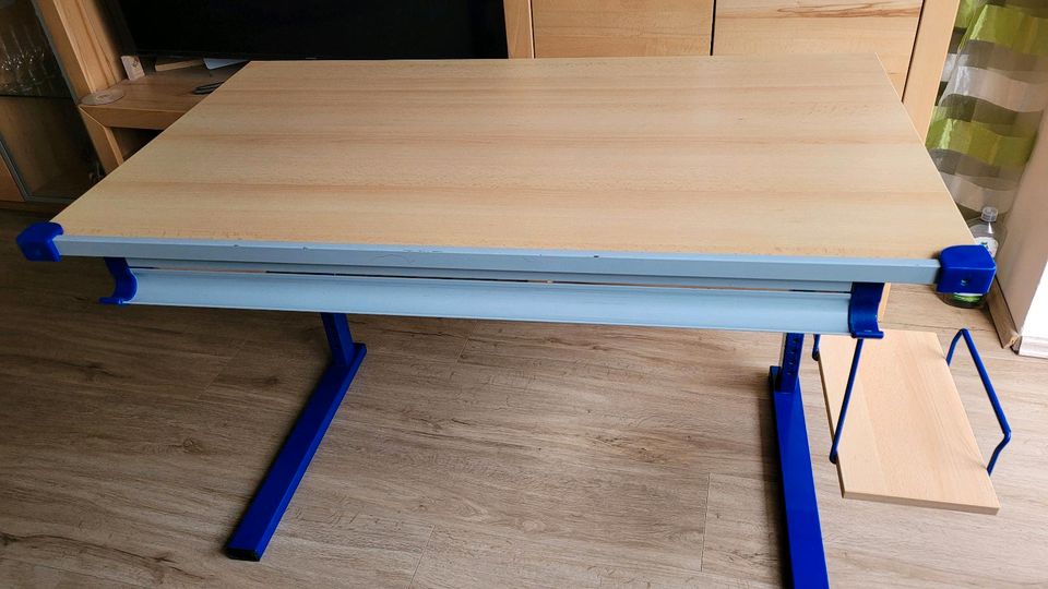 Schreibtisch höhenverstellbar und mit neigbarer Tischplatte in Röthenbach