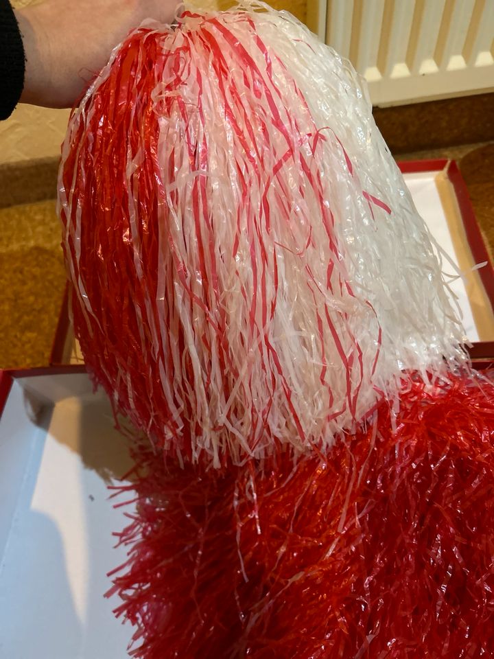 Cheerleader pompons, rot weiß, sehr bauschig. Fasching. Karneval in Wadern