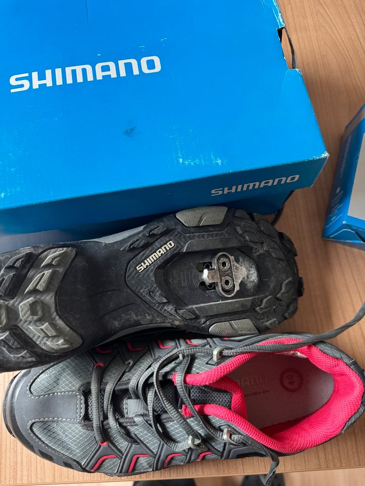 Shimano Rennradschuh Damen mit Shimano Pedalen in Großostheim