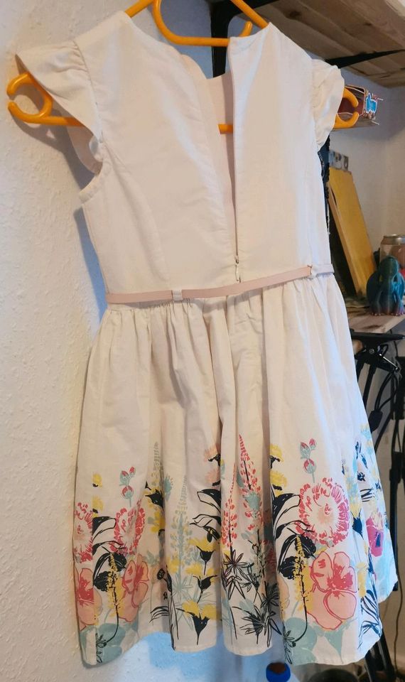 Schönes Mädchen kleid in Braunschweig