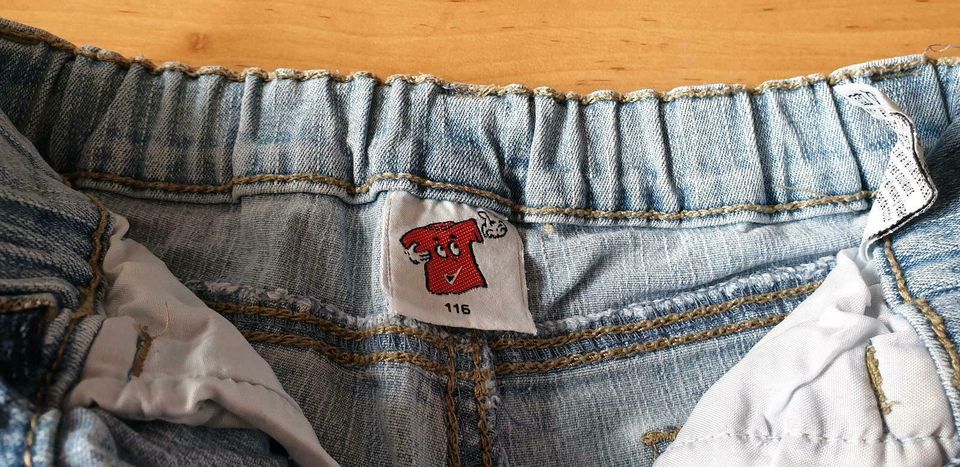 Hübsche kurze Jeansshorts mit Taschen von Kik in Gr. 116 in Alfeld (Leine)