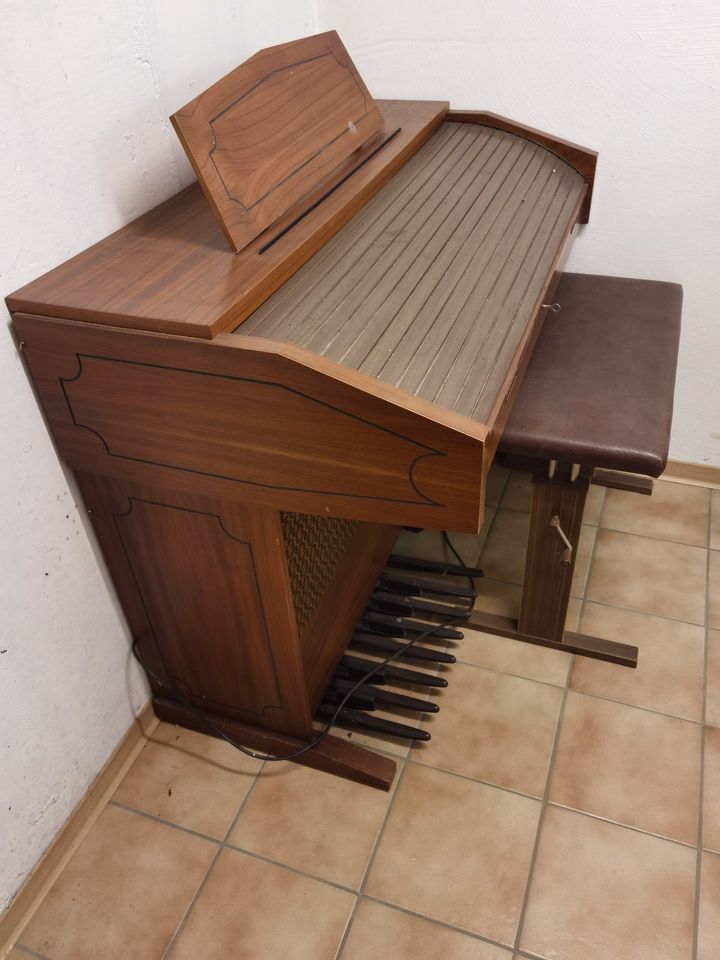 Verkaufe voll funktionsfähige Orgel. Abzuholen in PLZ 78727 in Winnenden
