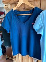 Levi’s Tshirt Shirt V Ausschnitt  M 10€ Hessen - Eltville Vorschau
