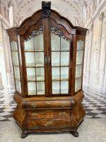 ANTIKE BAROCKVITRINE VITRINE BAROCK STIL 19 TES JHDT WURZELNUSS FURNIER - Versand möglich 99 Euro - Wir sind für Sie da lokal in 86830 Schwabmünchen oder online ARTHOME24 Bayern - Schwabmünchen Vorschau